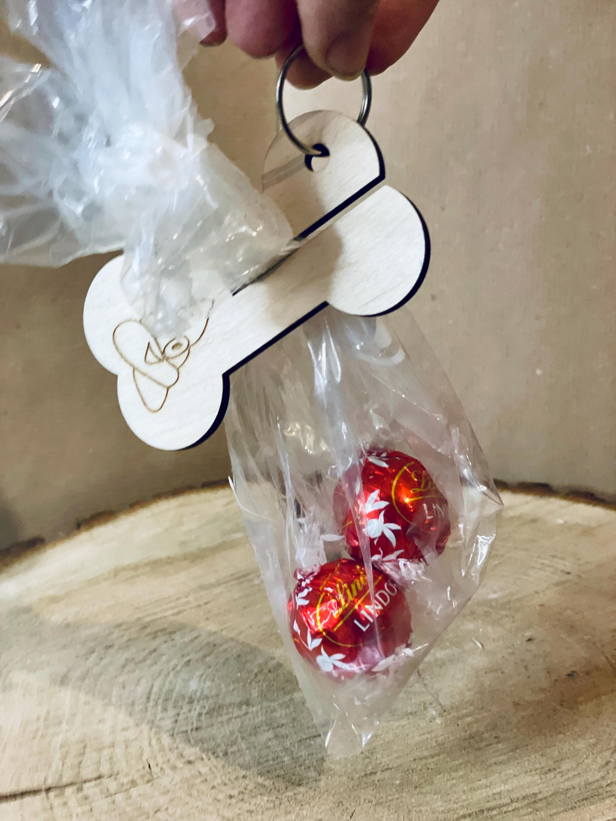 Kotbeutelhalter Knochen aus Holz, Gassi Anhänger für Hundeleine, Geschenk für Hundemama, DasGlueckswerk, Tierfreunde, Pet Charms & Bells, metall