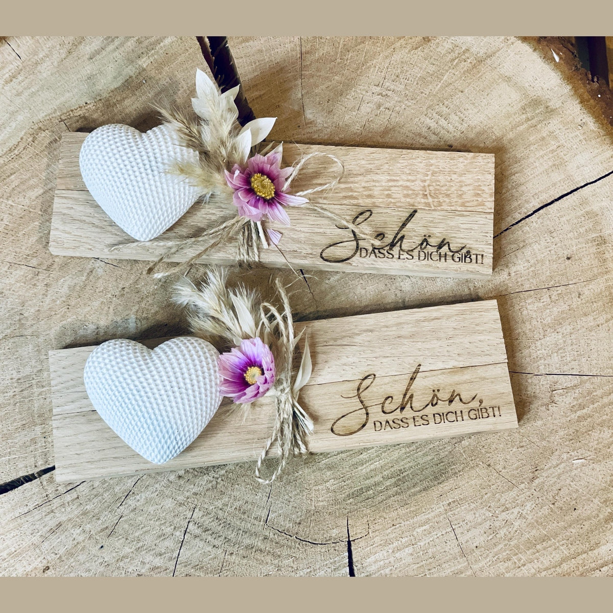 Geschenk set Brettchen mit Gravur „schön dass es dich gibt“ , weißem gemustertem Herz und bunten Trockenblumen Mitbringsel Das Glückswerk