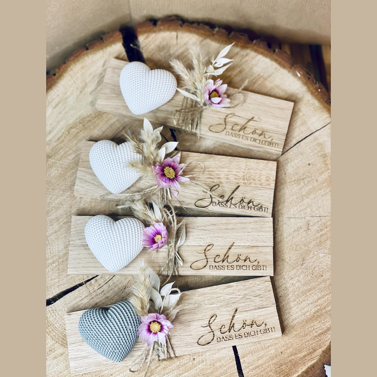 Geschenk set Brettchen mit Gravur „schön dass es dich gibt“ , weißem gemustertem Herz und bunten Trockenblumen Mitbringsel Das Glückswerk