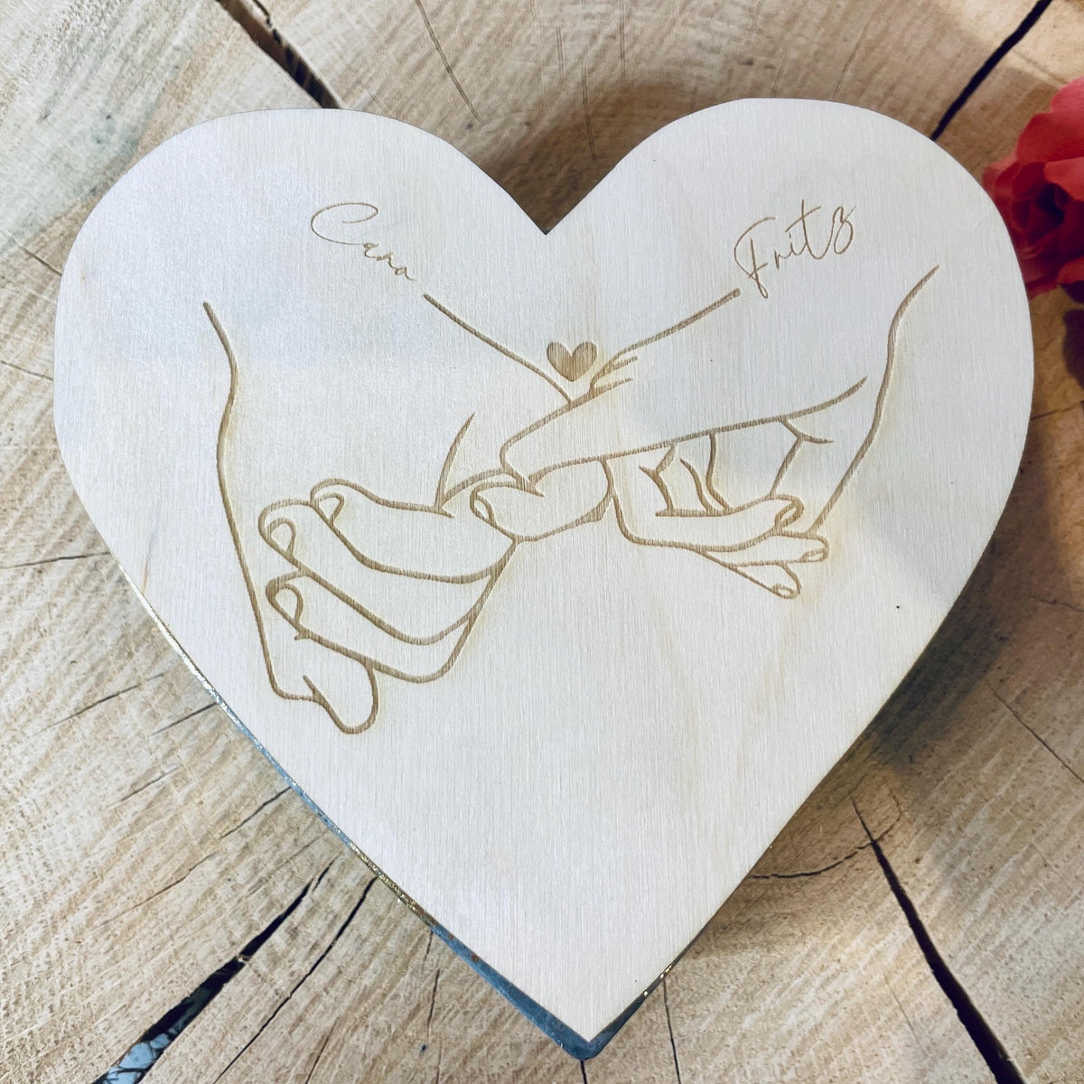 Betonkerze “BLACK&GOLD“ Sonderedition in Herzform mit graviertem Holzdeckel und Verpackung, schwarz goldene Outdoor-Kerze oder Indoor-Kerze Betonkerze Das Glückswerk