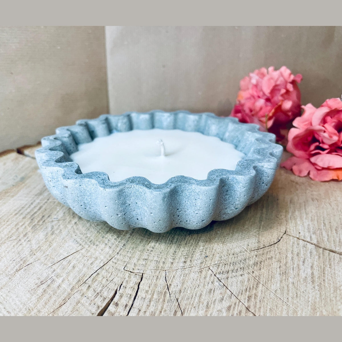 Betonkerze - edele Kerze in Blütenform im Geschenkkarton als Outdoor-Kerze oder Indoor Kerze mit Dauerdocht als Osterkerze Betonkerze Das Glückswerk
