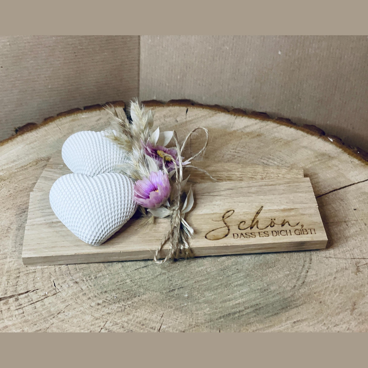 Geschenk set Brettchen mit Gravur „schön dass es dich gibt“ , weißem gemustertem Herz und bunten Trockenblumen Mitbringsel Das Glückswerk
