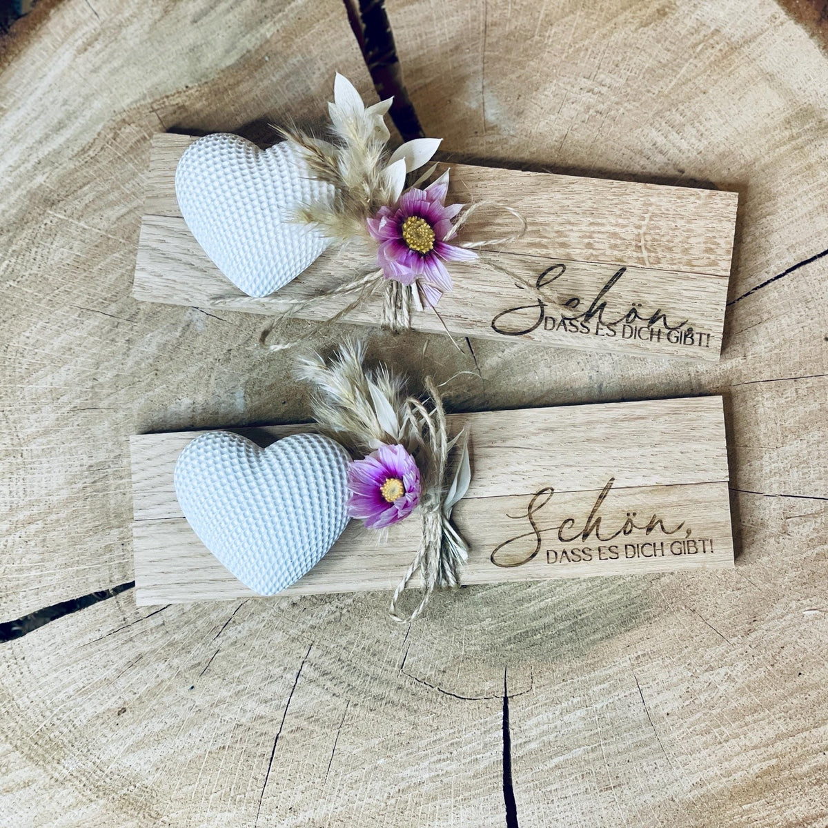 Geschenk set Brettchen mit Gravur „schön dass es dich gibt“ , weißem gemustertem Herz und bunten Trockenblumen Mitbringsel Das Glückswerk