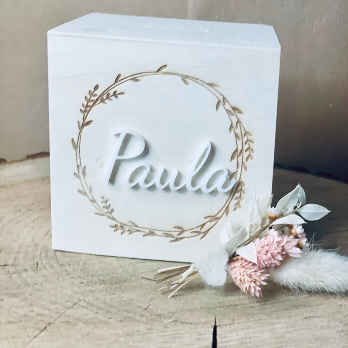 Personalisierte Spardose für Kinder mit blumenkranz aus Holz und individuellem Namen aus Acrylglas Spardose Das Glückswerk
