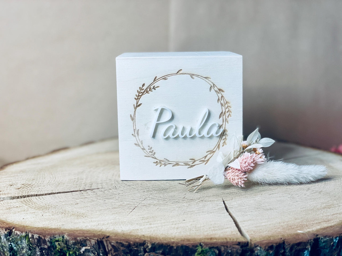 Personalisierte Spardose für Kinder mit blumenkranz aus Holz und individuellem Namen aus Acrylglas Spardose Das Glückswerk