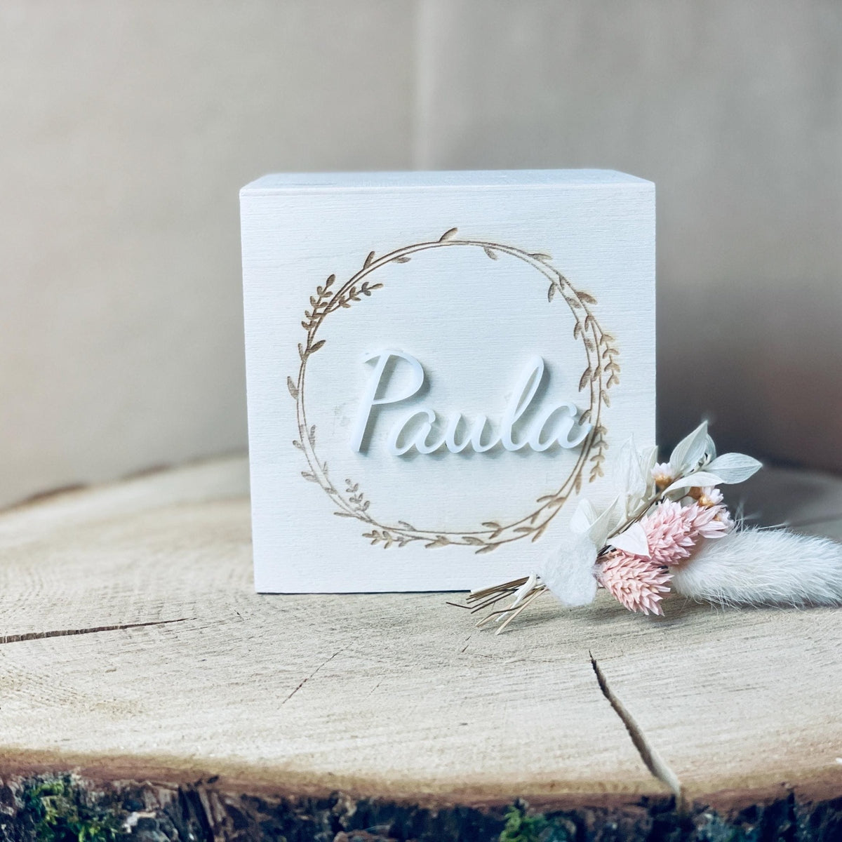 Personalisierte Spardose für Kinder mit blumenkranz aus Holz und individuellem Namen aus Acrylglas Spardose Das Glückswerk