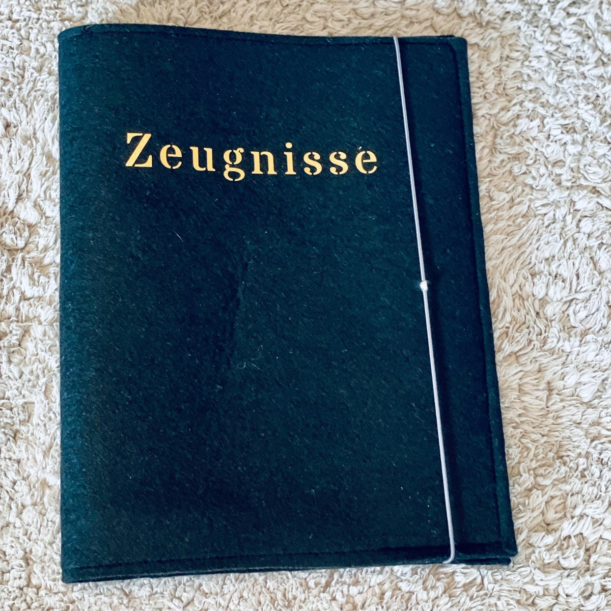Zeugnismappe aus Filz in verschiedenen Farben mit 10 Seiten Filzartikel Das Glückswerk