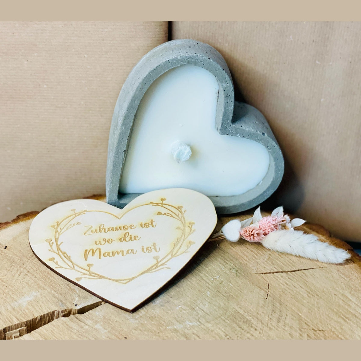 Graue edle Betonherzkerze mit Gravur „Zuhause ist, wo Mama ist“ – Outdoor-Kerze mit Deckel aus Holz und Gravur Betonkerze Das Glückswerk