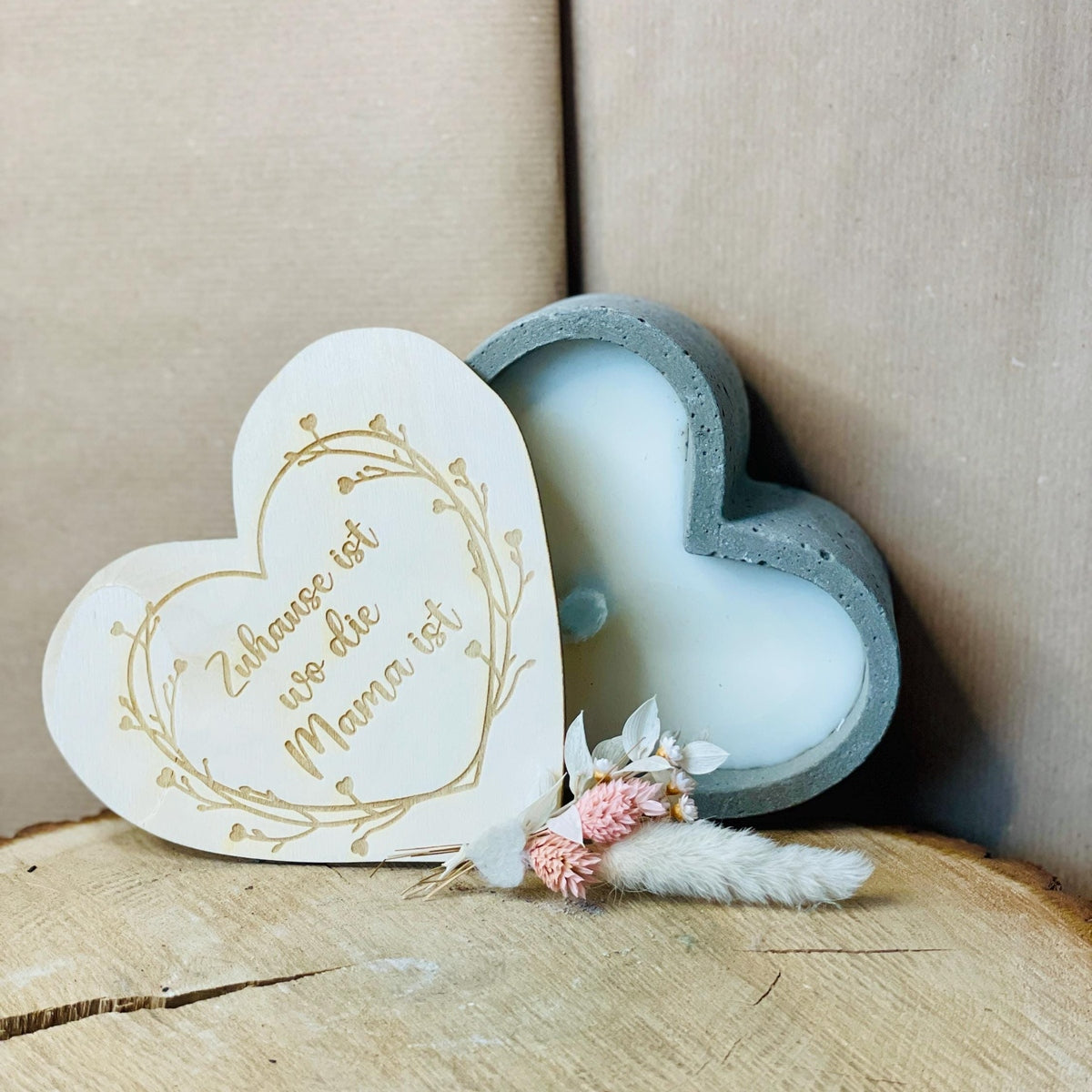 Graue edle Betonherzkerze mit Gravur „Zuhause ist, wo Mama ist“ – Outdoor-Kerze mit Deckel aus Holz und Gravur Betonkerze Das Glückswerk