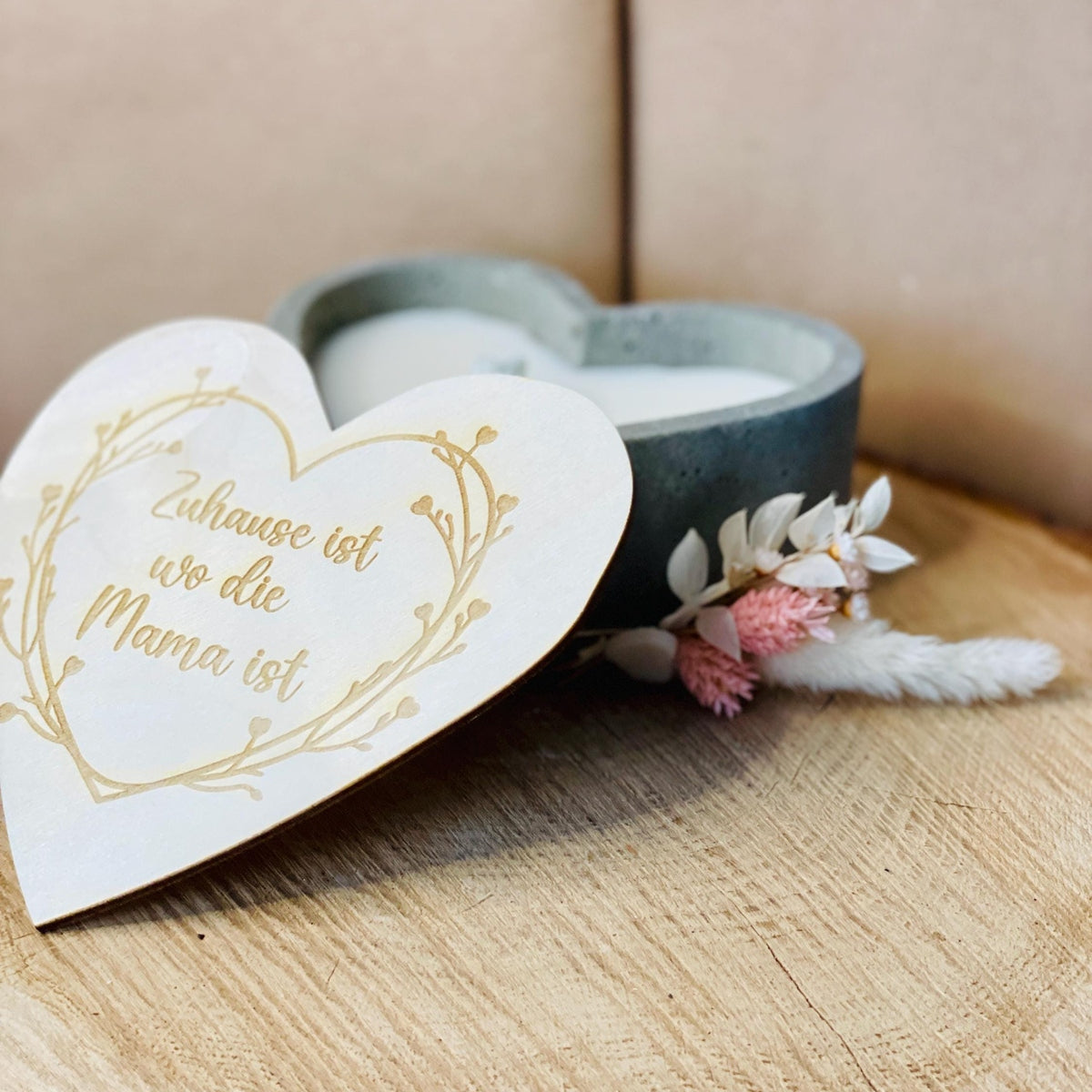 Graue edle Betonherzkerze mit Gravur „Zuhause ist, wo Mama ist“ – Outdoor-Kerze mit Deckel aus Holz und Gravur Betonkerze Das Glückswerk