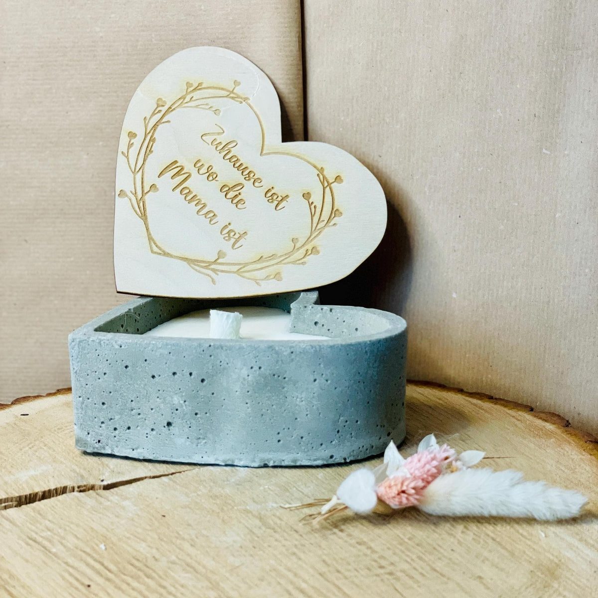 Graue edle Betonherzkerze mit Gravur „Zuhause ist, wo Mama ist“ – Outdoor-Kerze mit Deckel aus Holz und Gravur Betonkerze Das Glückswerk