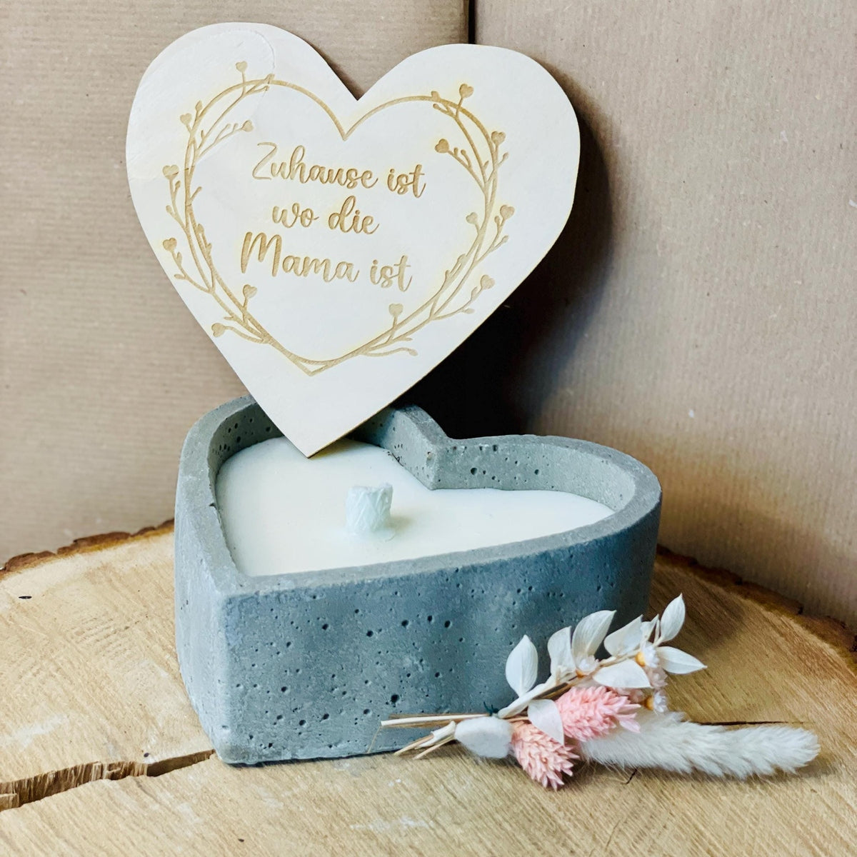 Graue edle Betonherzkerze mit Gravur „Zuhause ist, wo Mama ist“ – Outdoor-Kerze mit Deckel aus Holz und Gravur Betonkerze Das Glückswerk
