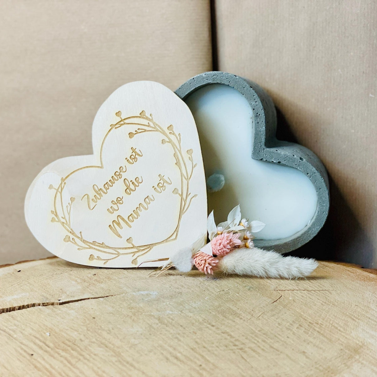 Graue edle Betonherzkerze mit Gravur „Zuhause ist, wo Mama ist“ – Outdoor-Kerze mit Deckel aus Holz und Gravur Betonkerze Das Glückswerk