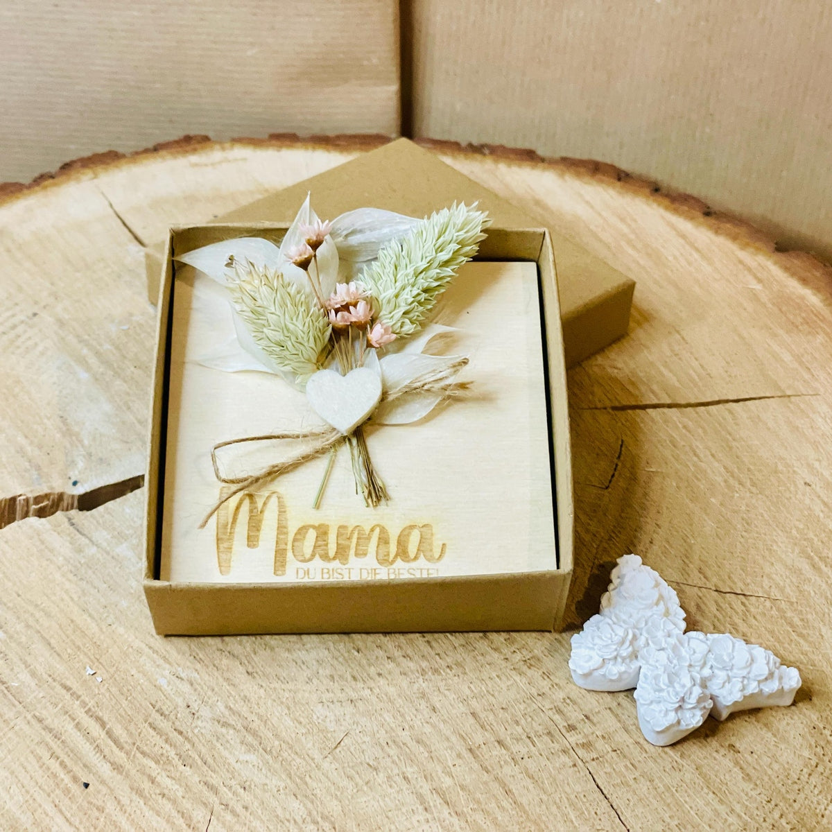 Geschenkset: Glückwunschkarte in Kraftpapierbox „Mama, du bist die Beste“ mit Trockenblumen – Überrasche deine Mama! Karte Das Glückswerk