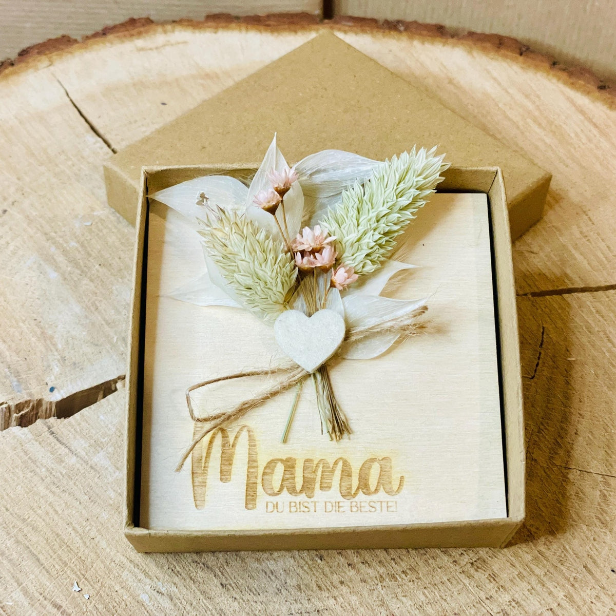 Geschenkset: Glückwunschkarte in Kraftpapierbox „Mama, du bist die Beste“ mit Trockenblumen – Überrasche deine Mama! Karte Das Glückswerk