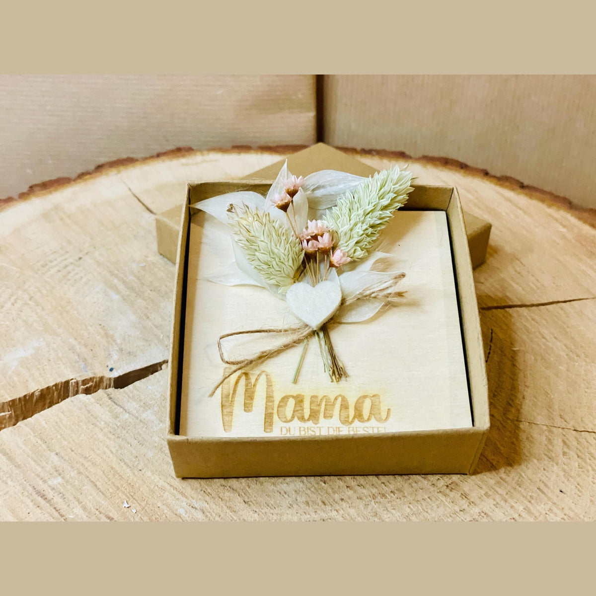 Geschenkset: Glückwunschkarte in Kraftpapierbox „Mama, du bist die Beste“ mit Trockenblumen – Überrasche deine Mama! Karte Das Glückswerk