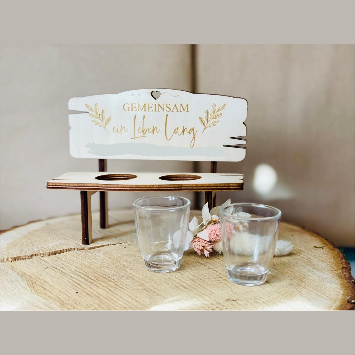 Holzbank mit 2 Schnapsgläsern und Personalisierter Gravur GEMEINSAM ein Leben lang als Hochzeitsgeschenk paargeschenk Schnapsbank Das Glückswerk