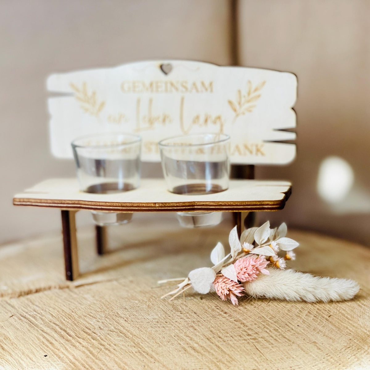 Holzbank mit 2 Schnapsgläsern und Personalisierter Gravur GEMEINSAM ein Leben lang als Hochzeitsgeschenk paargeschenk Schnapsbank Das Glückswerk