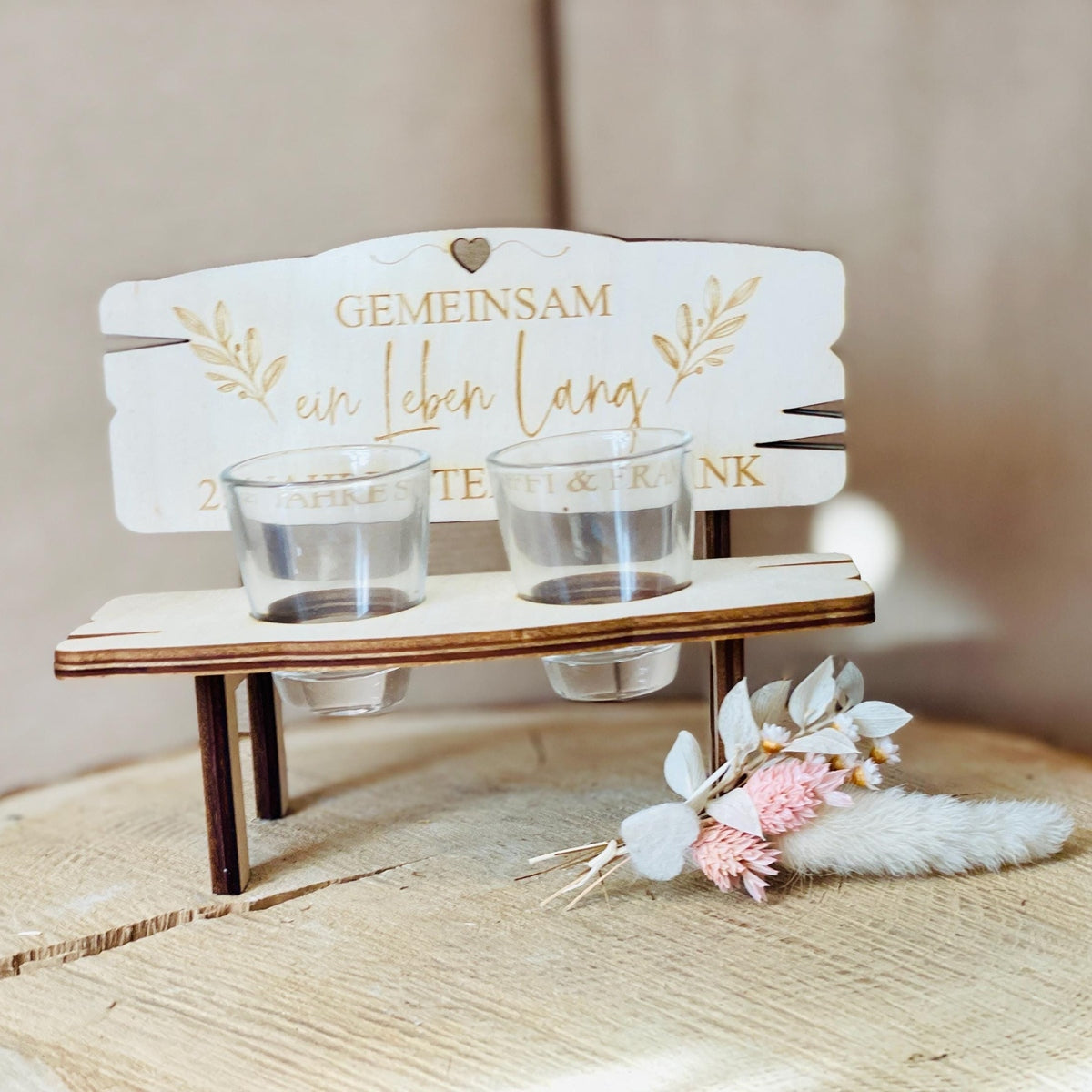 Holzbank mit 2 Schnapsgläsern und Personalisierter Gravur GEMEINSAM ein Leben lang als Hochzeitsgeschenk paargeschenk Schnapsbank Das Glückswerk