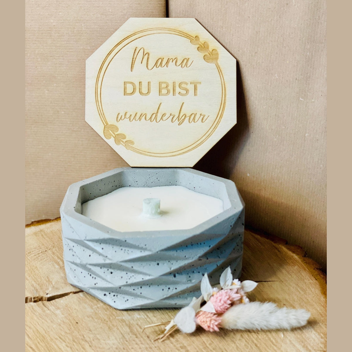 Betonkerze – Herzliche, schlichte und edle Kerze zum Verschenken zum Muttertag mit Gravur „Mama du bist wunderbar“ – Outdoor Betonkerze Das Glückswerk