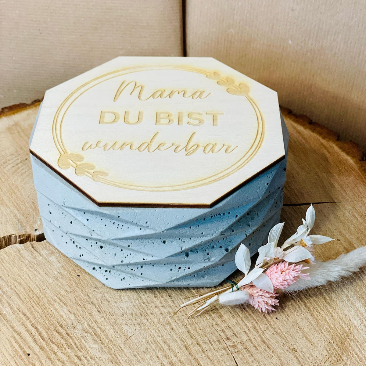 Betonkerze – Herzliche, schlichte und edle Kerze zum Verschenken zum Muttertag mit Gravur „Mama du bist wunderbar“ – Outdoor Betonkerze Das Glückswerk