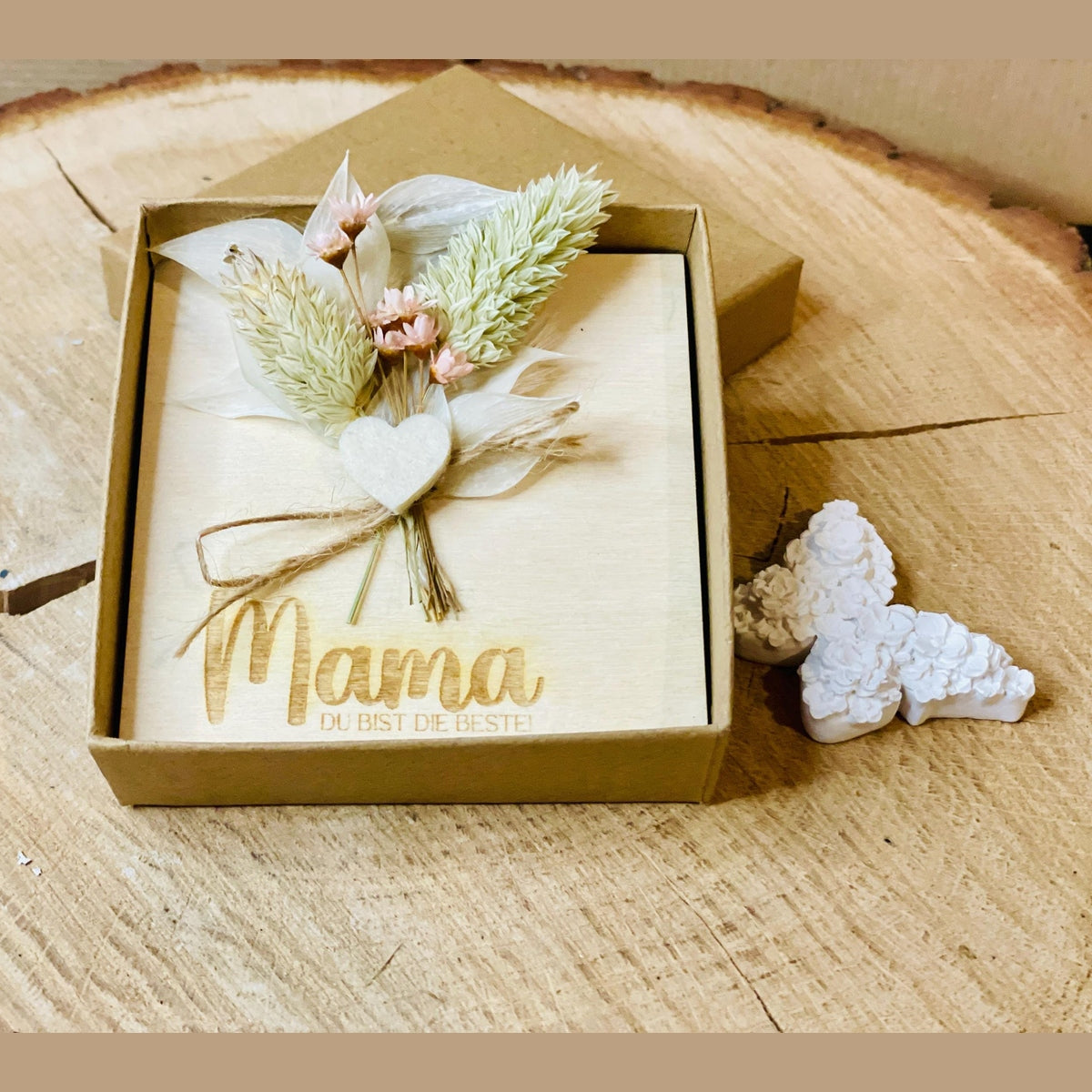 Geschenkset: Glückwunschkarte in Kraftpapierbox „Mama, du bist die Beste“ mit Trockenblumen – Überrasche deine Mama! Karte Das Glückswerk