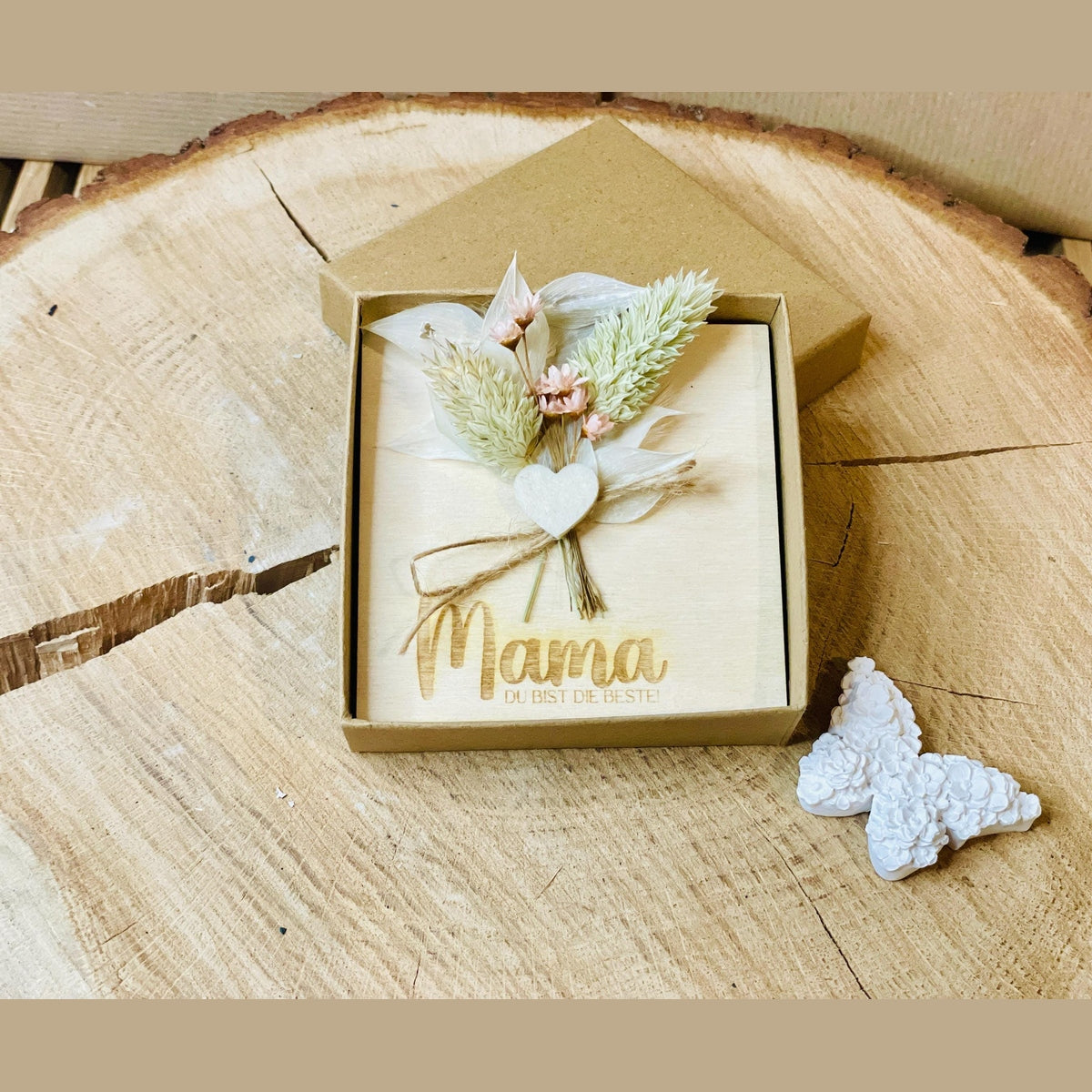 Geschenkset: Glückwunschkarte in Kraftpapierbox „Mama, du bist die Beste“ mit Trockenblumen – Überrasche deine Mama! Karte Das Glückswerk