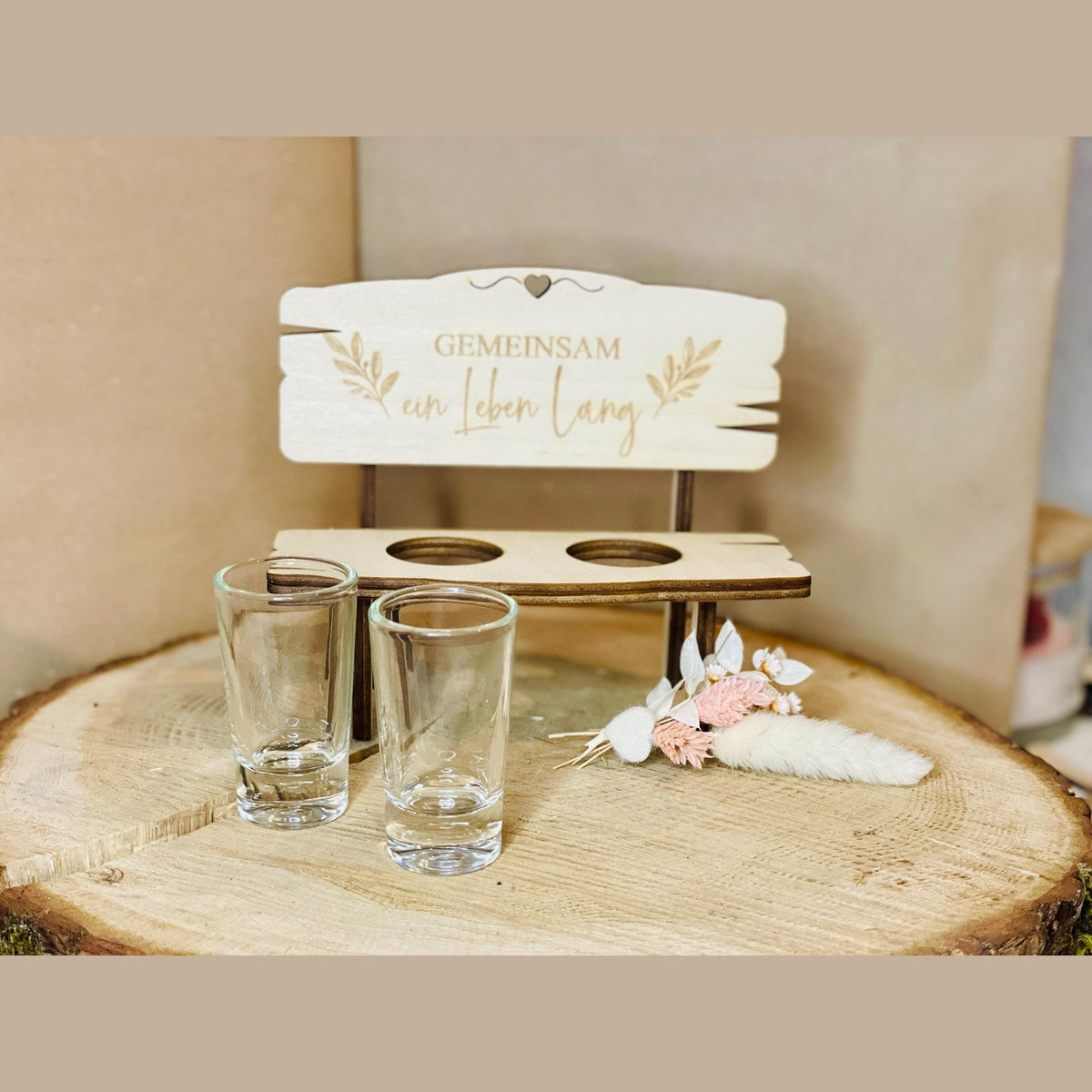 Holzbank mit 2 Schnapsgläsern und Personalisierter Gravur GEMEINSAM ein Leben lang als Hochzeitsgeschenk paargeschenk Schnapsbank Das Glückswerk