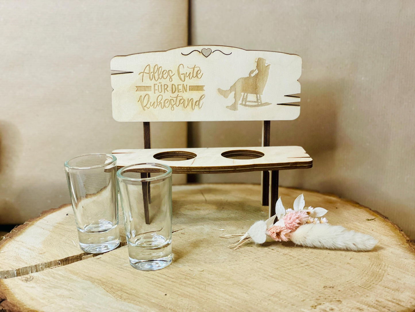 Handgemachte Holzbank „Alles Gute für den Ruhestand“ Opa im Schaukelstuhl Mit 2 Schnapsgläsern Perfektes Abschiedsgeschenk zur Rente Schnapsbank Das Glückswerk