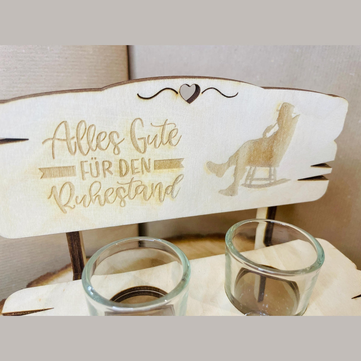 Handgemachte Holzbank „Alles Gute für den Ruhestand“ Opa im Schaukelstuhl Mit 2 Schnapsgläsern Perfektes Abschiedsgeschenk zur Rente Schnapsbank Das Glückswerk