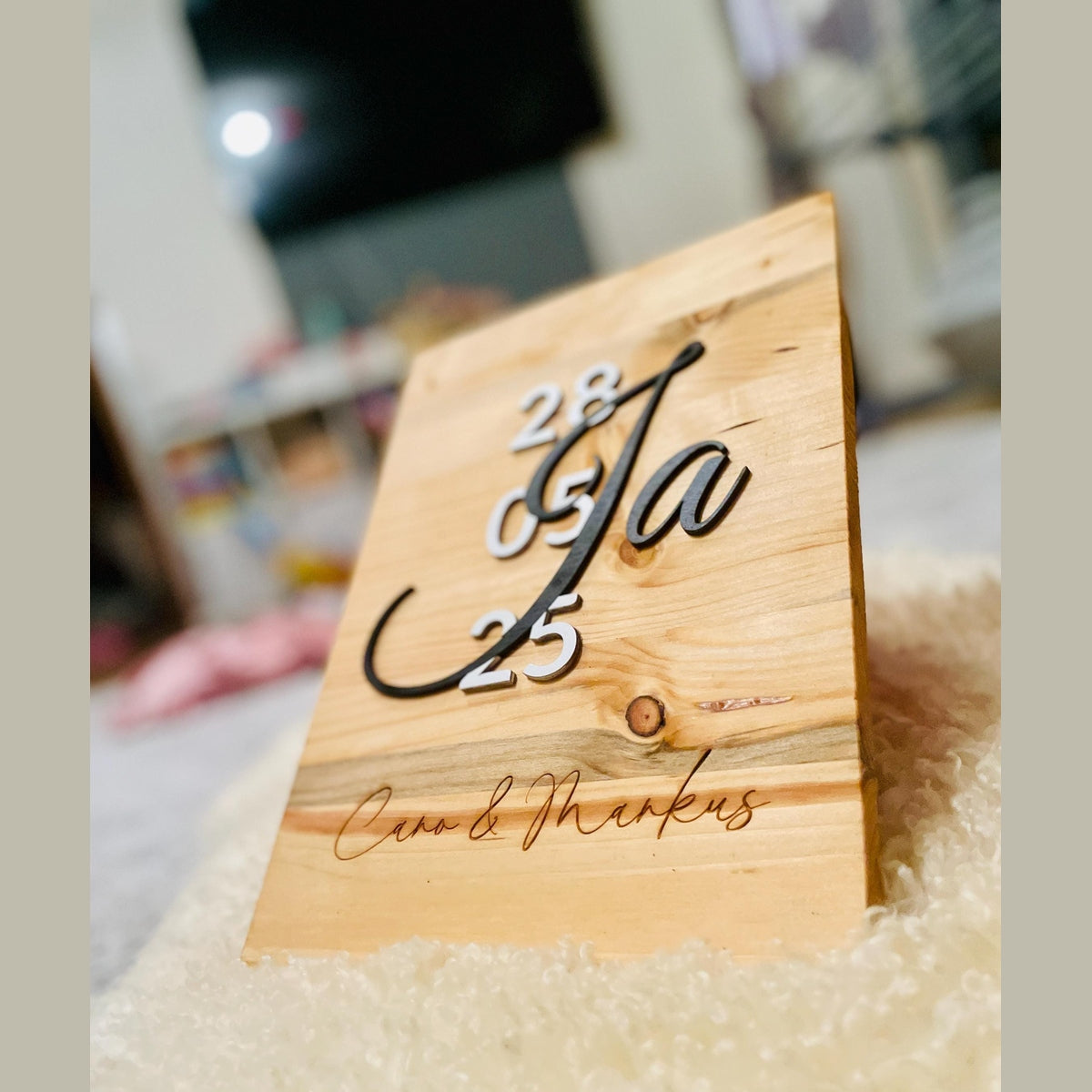 Personalisierte Holzbild mit Namen, Datum und 3D-Buchstaben – Das besondere Hochzeitsgeschenk Schild Das Glückswerk