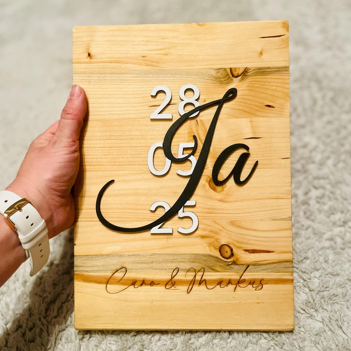 Personalisierte Holzbild mit Namen, Datum und 3D-Buchstaben – Das besondere Hochzeitsgeschenk Schild Das Glückswerk