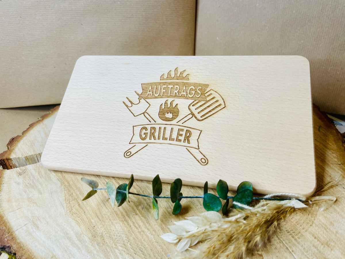 Kleines graviertes Brettchen für den Auftragsgriller – Geschenk für Papa, Freunde und Grillliebhaber, DasGlueckswerk, Dekoration, Dining & Serving, holz