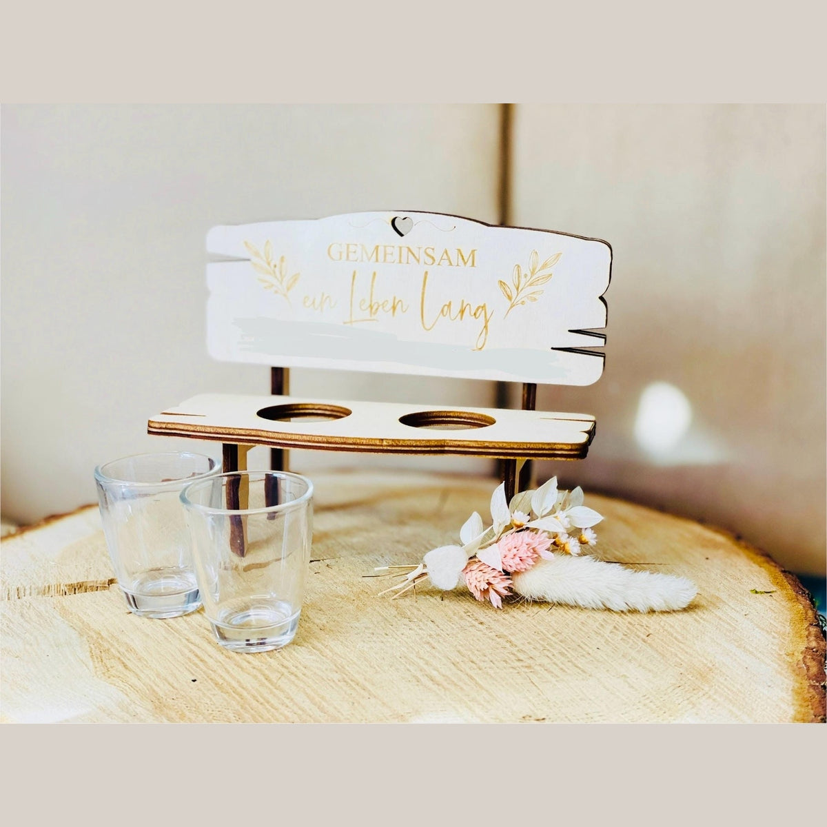 Holzbank mit 2 Schnapsgläsern und Personalisierter Gravur GEMEINSAM ein Leben lang als Hochzeitsgeschenk paargeschenk Schnapsbank Das Glückswerk