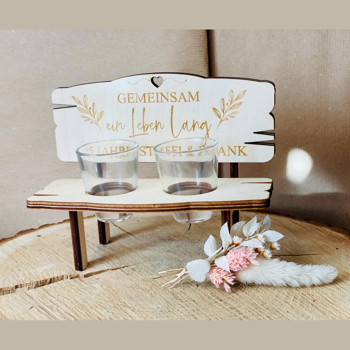 Holzbank mit 2 Schnapsgläsern und Personalisierter Gravur GEMEINSAM ein Leben lang als Hochzeitsgeschenk paargeschenk Schnapsbank Das Glückswerk