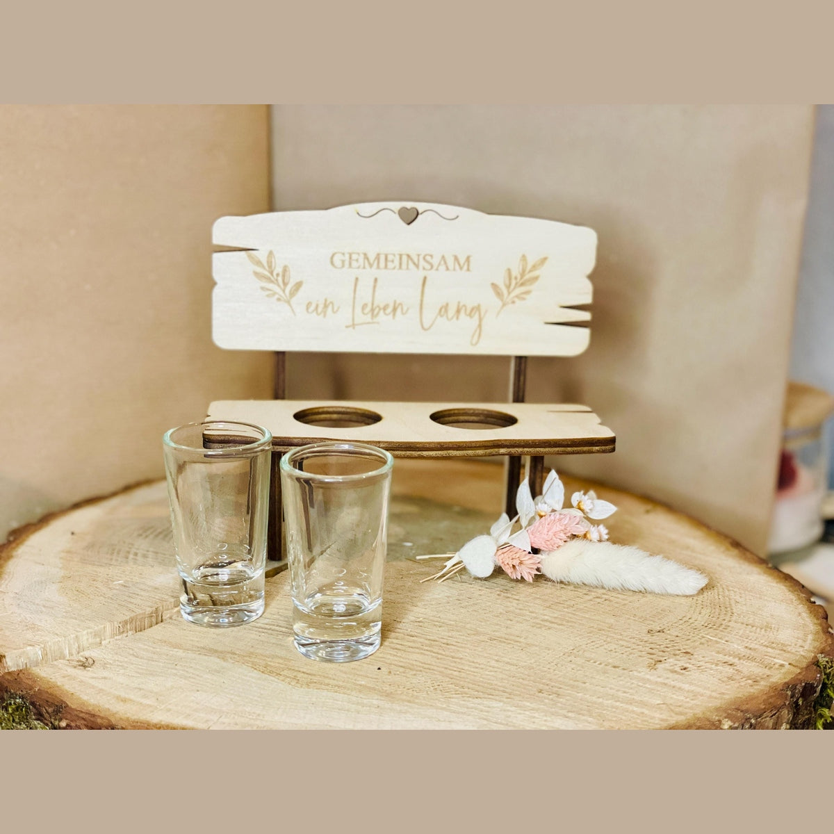 Holzbank mit 2 Schnapsgläsern und Personalisierter Gravur GEMEINSAM ein Leben lang als Hochzeitsgeschenk paargeschenk Schnapsbank Das Glückswerk