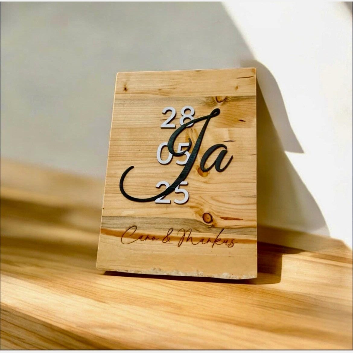 Personalisierte Holzbild mit Namen, Datum und 3D-Buchstaben – Das besondere Hochzeitsgeschenk Schild Das Glückswerk