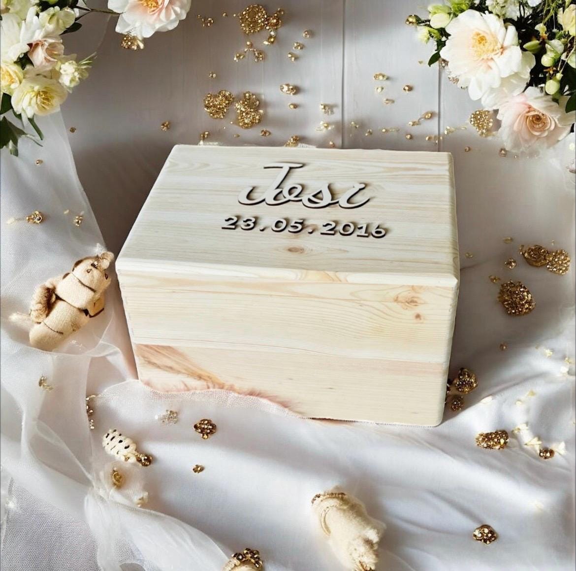 Erinnerungskiste Holz Kind personalisiert, Name und Geburtsdatum gravur, Geschenk Geburt Taufe, DasGlueckswerk, Hochzeit & Liebe, Gift Wrapping, holz