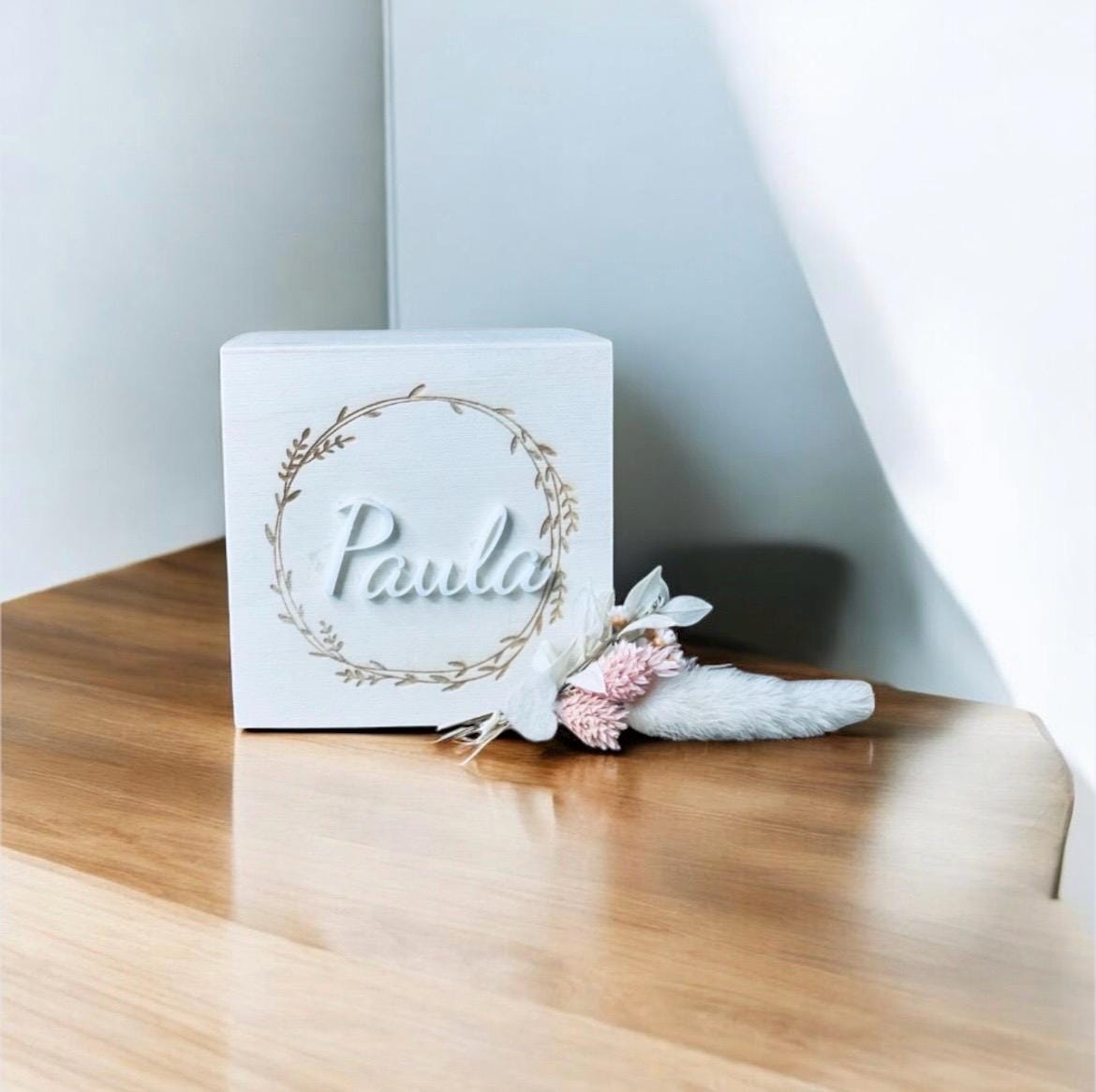 Personalisierte Spardose für Kinder mit blumenkranz aus Holz und individuellem Namen aus Acrylglas Spardose Das Glückswerk