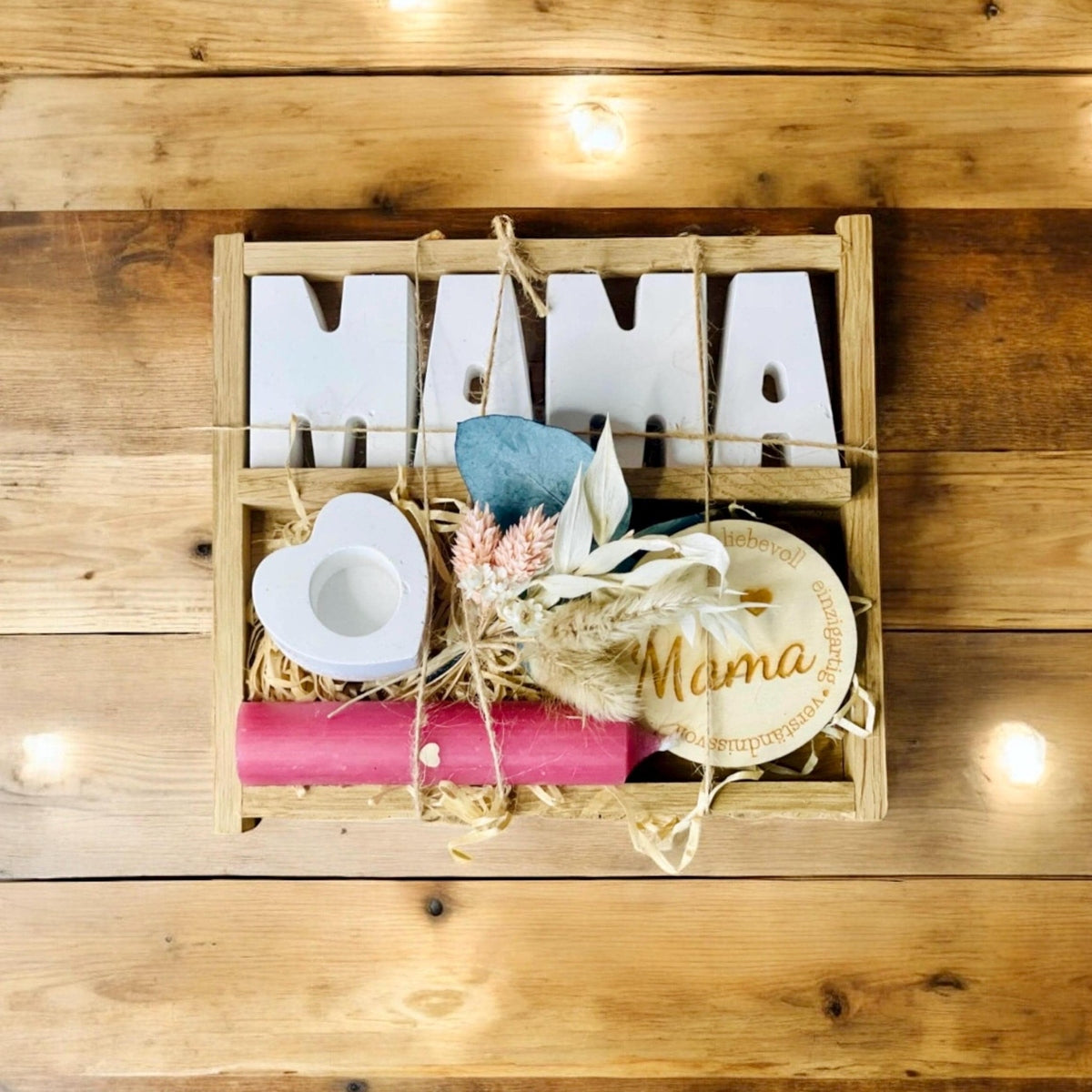 Geschenkset „Mama“ mit Kerze, Buchstaben, Plakette aus Holz, Kerzenständer und Trockenblumen Geschenkset Das Glückswerk