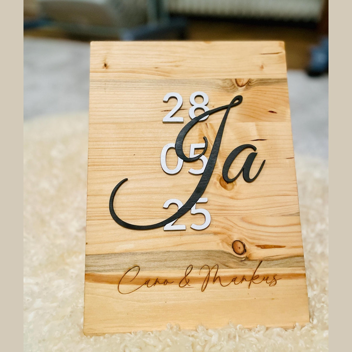 Personalisierte Holzbild mit Namen, Datum und 3D-Buchstaben – Das besondere Hochzeitsgeschenk Schild Das Glückswerk