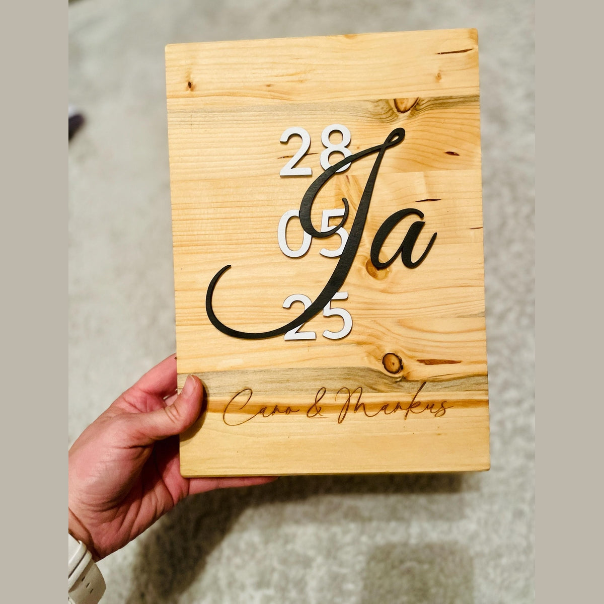 Personalisierte Holzbild mit Namen, Datum und 3D-Buchstaben – Das besondere Hochzeitsgeschenk Schild Das Glückswerk