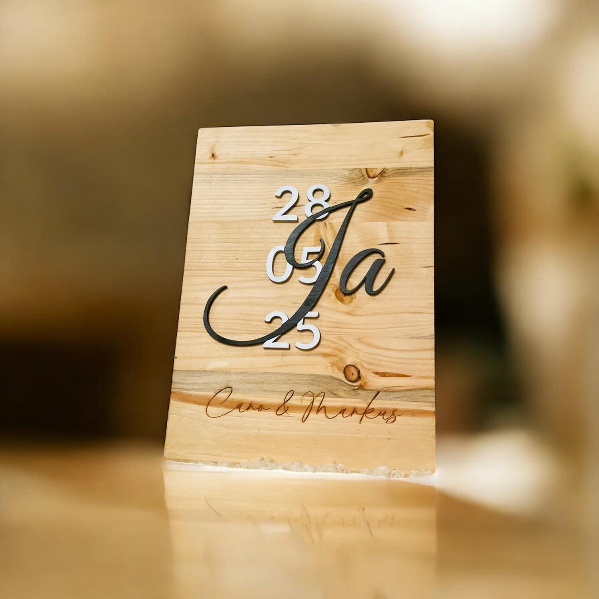 Personalisierte Holzbild mit Namen, Datum und 3D-Buchstaben – Das besondere Hochzeitsgeschenk Schild Das Glückswerk