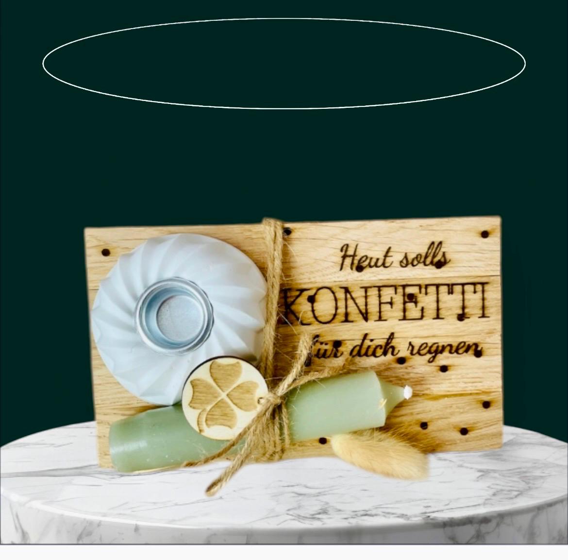 Holzbrett mit Kerze und Trockenblumen auf Marmorsockel präsentiert
