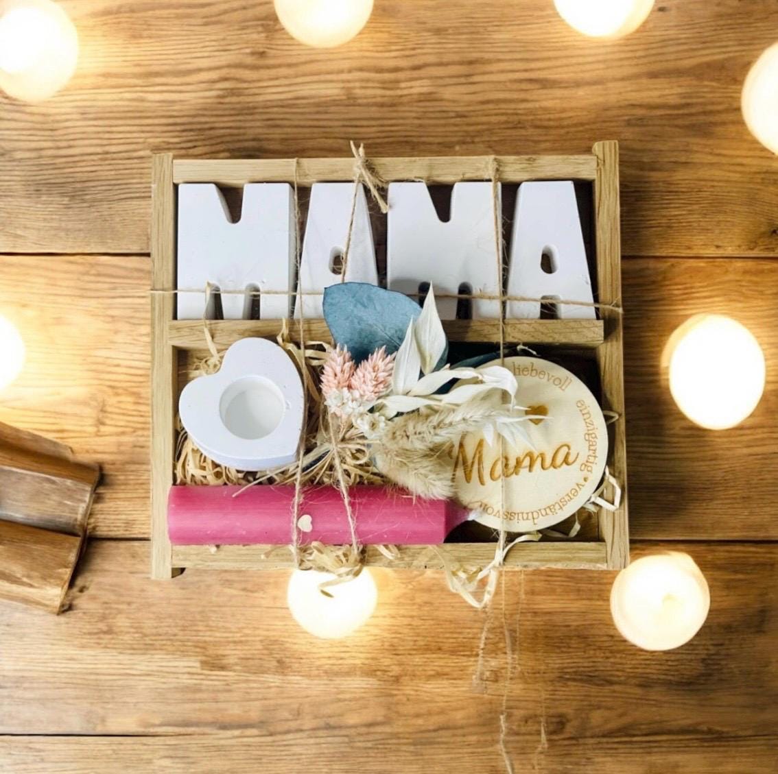 Geschenkset „Mama“ mit Kerze, Buchstaben, Plakette aus Holz, Kerzenständer und Trockenblumen Geschenkset Das Glückswerk