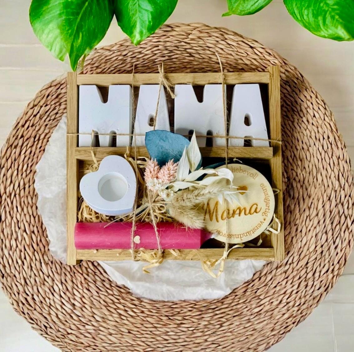 Geschenkset „Mama“ mit Kerze, Buchstaben, Plakette aus Holz, Kerzenständer und Trockenblumen Geschenkset Das Glückswerk