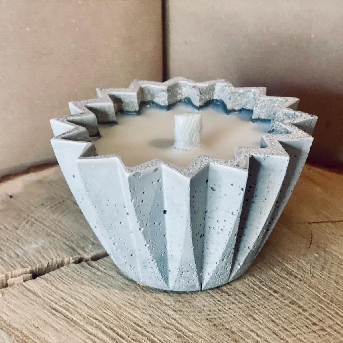 Betonkerze - edele Kerze in Blütenform als Outdoor-Kerze oder Indoor Kerze mit Dauerdocht Betonkerze Das Glückswerk