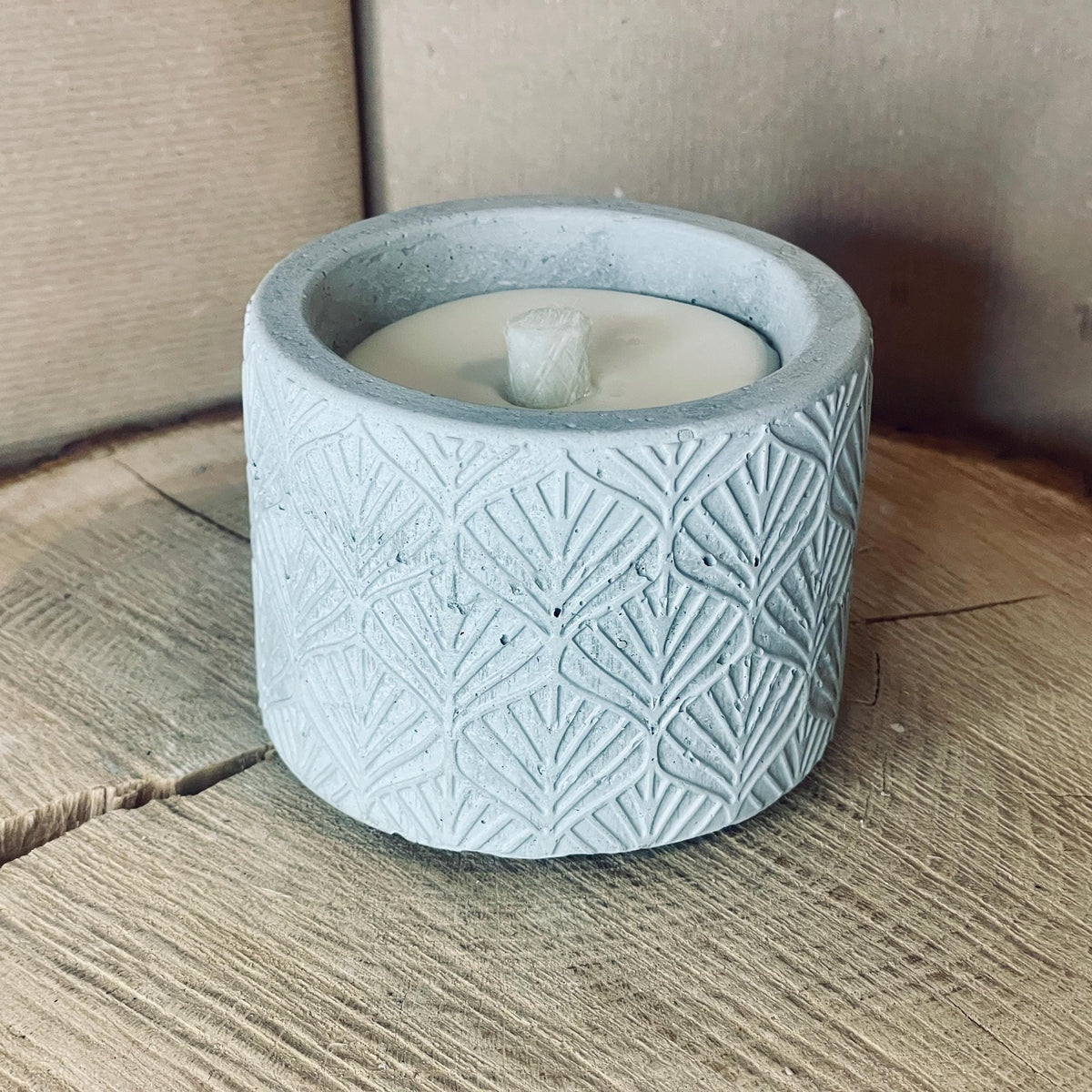 Mini Betonkerze mit Blattmuster – Rustikale Kerze zum Verschenken | Outdoor-Kerze, 10 cm breit, 7 cm hoch Betonkerze Das Glückswerk