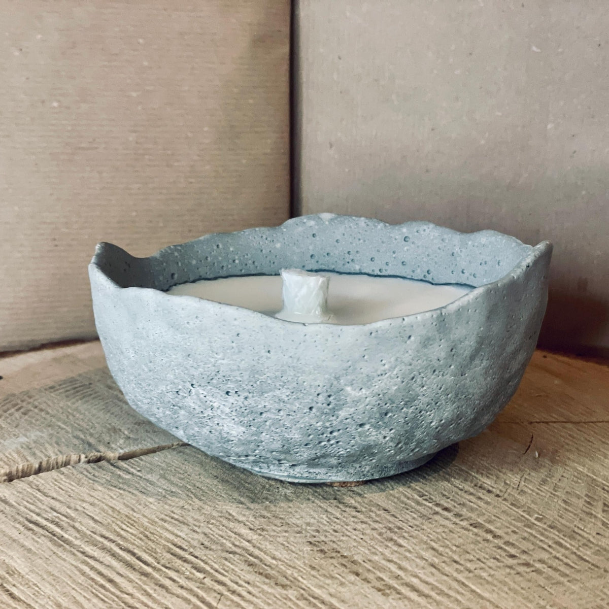 Rustikale Betonkerze – Perfekt zum Verschenken & für den Outdoor-Bereich | Kerze, 13 cm breit Betonkerze Das Glückswerk