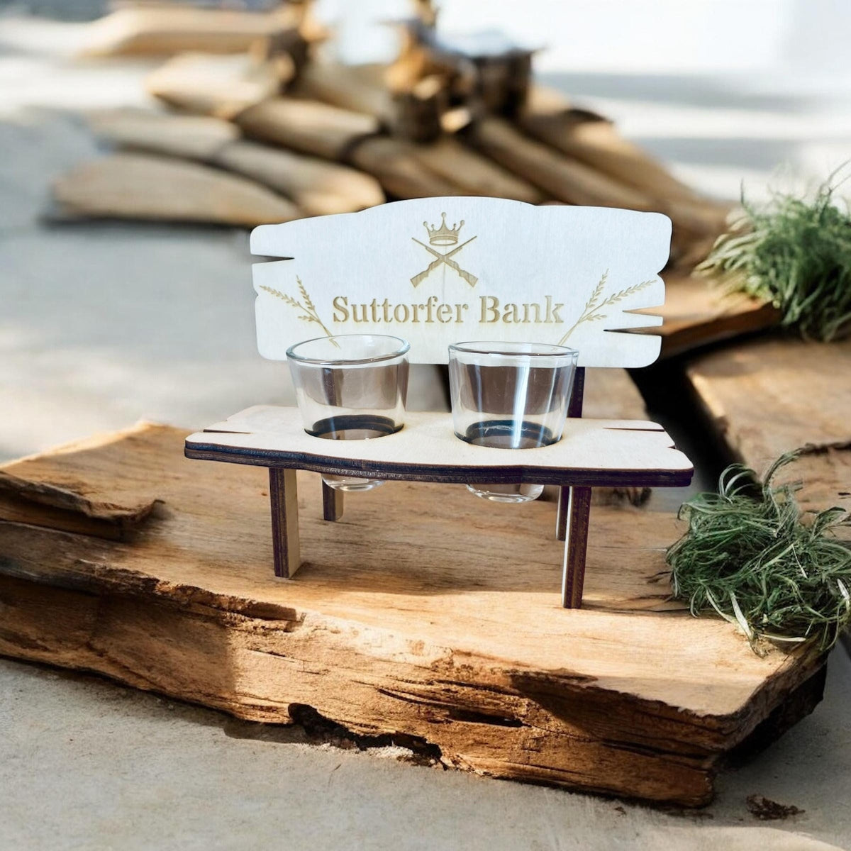 Holzbank mit 2 Schnapsgläsern und personalisierter Gravur – Schützenkönig 2025, Krone & Gewehr – Perfekte Geschenkidee für den Schützenkönig Schnapsbank Das Glückswerk